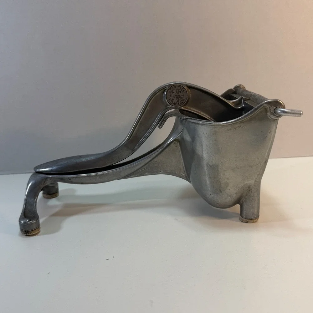 Wear-Ever Citrus Juicer Manual Hand Press Silver Vintage Aluminum No. 334 USA